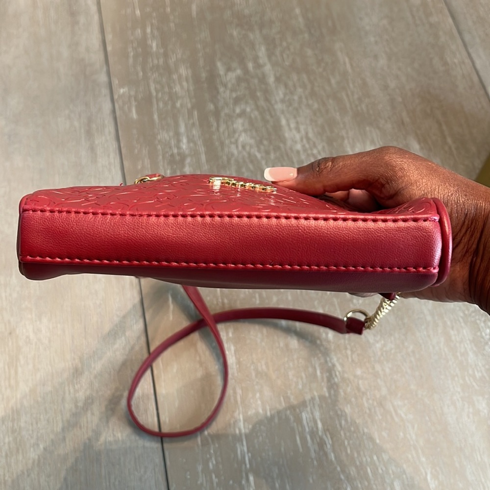 Maroon Guess crossbody travel purse with gold hardware zipper closure small - Picture 8 of 9